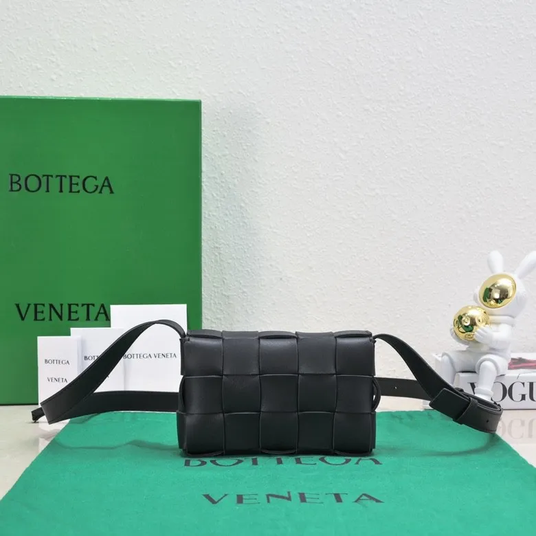 Batch 1320, ready to ship, first release on the whole network ♨️♨️ (mini size) BV sheepskin + 15 grid cassette + limited edition 🉑️🉑️🉑️ Classic style, high-end simplicity, this upper body is super refreshing! Paired with the BV parrot green on the sides, it’s very stylish but not exaggerated! Model: 7587 Size: 19*5.5*12cm